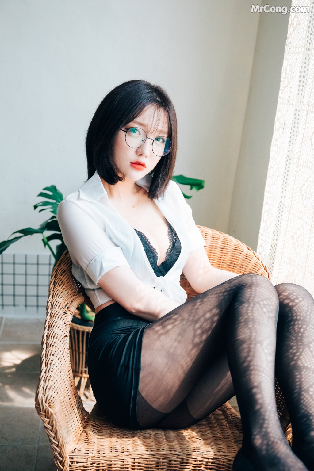 [Loozy] Officegirls Vacation Vol.1: Son Ye-Eun (손예은) (55 photos + 10 videos)