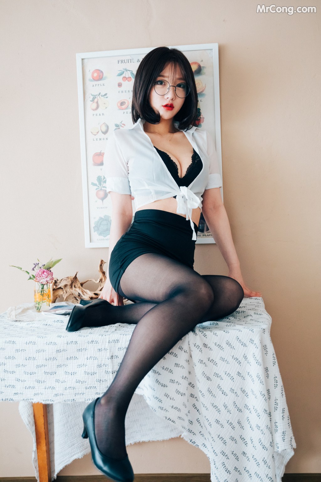[Loozy] Officegirls Vacation Vol.1: Son Ye-Eun (손예은) (55 photos + 10 videos)