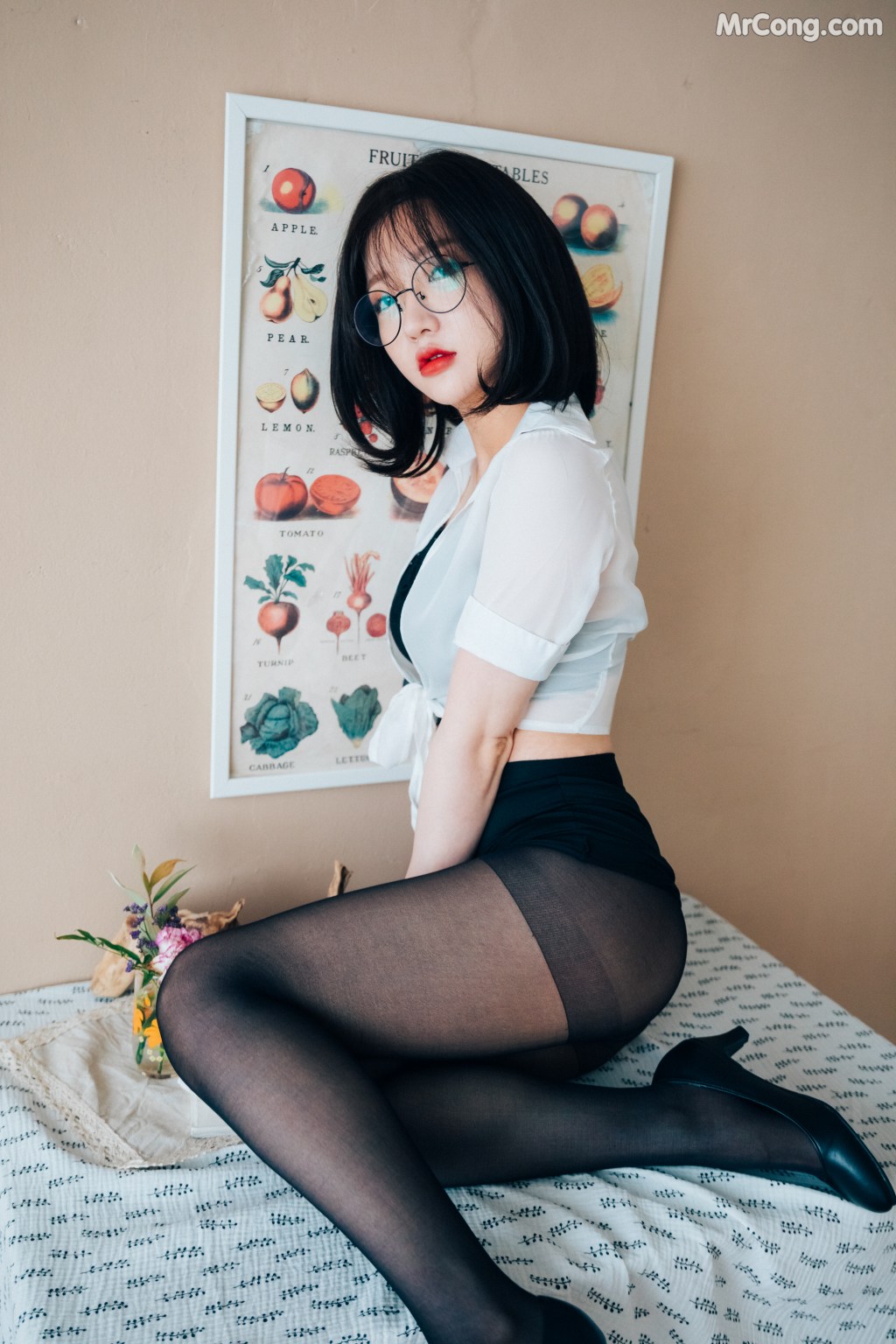 [Loozy] Officegirls Vacation Vol.1: Son Ye-Eun (손예은) (55 photos + 10 videos)