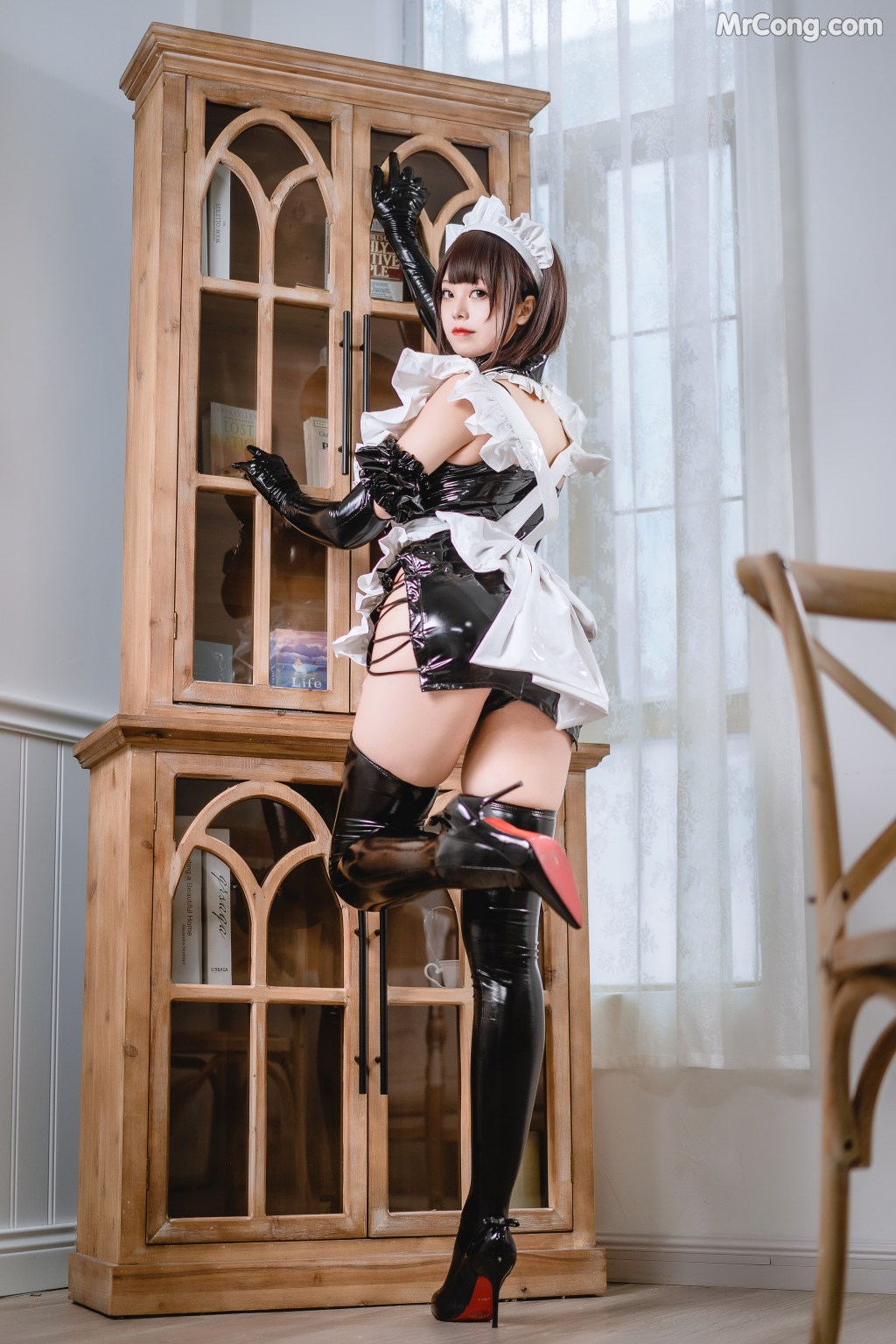 Coser@蜜汁猫裘 Vol.074: 胶衣女仆 (47 photos)