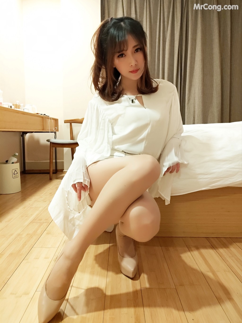 Coser@小女巫露娜 Vol.001: OL风肤色连裤袜 (40 photos) – Page 4