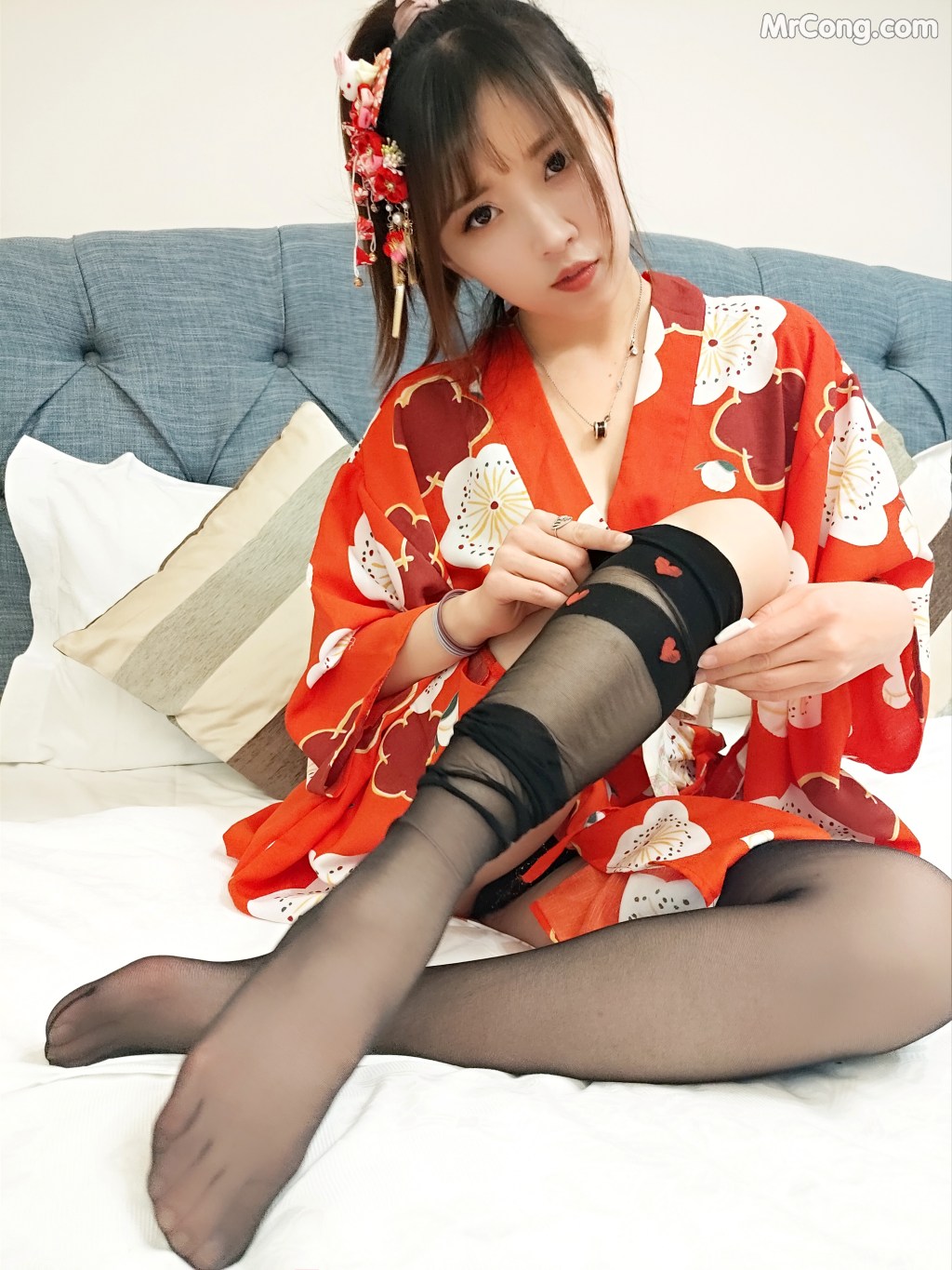 Coser@小女巫露娜 Vol.002: 和服桃心黑色长筒袜 (44 photos) – Page 2
