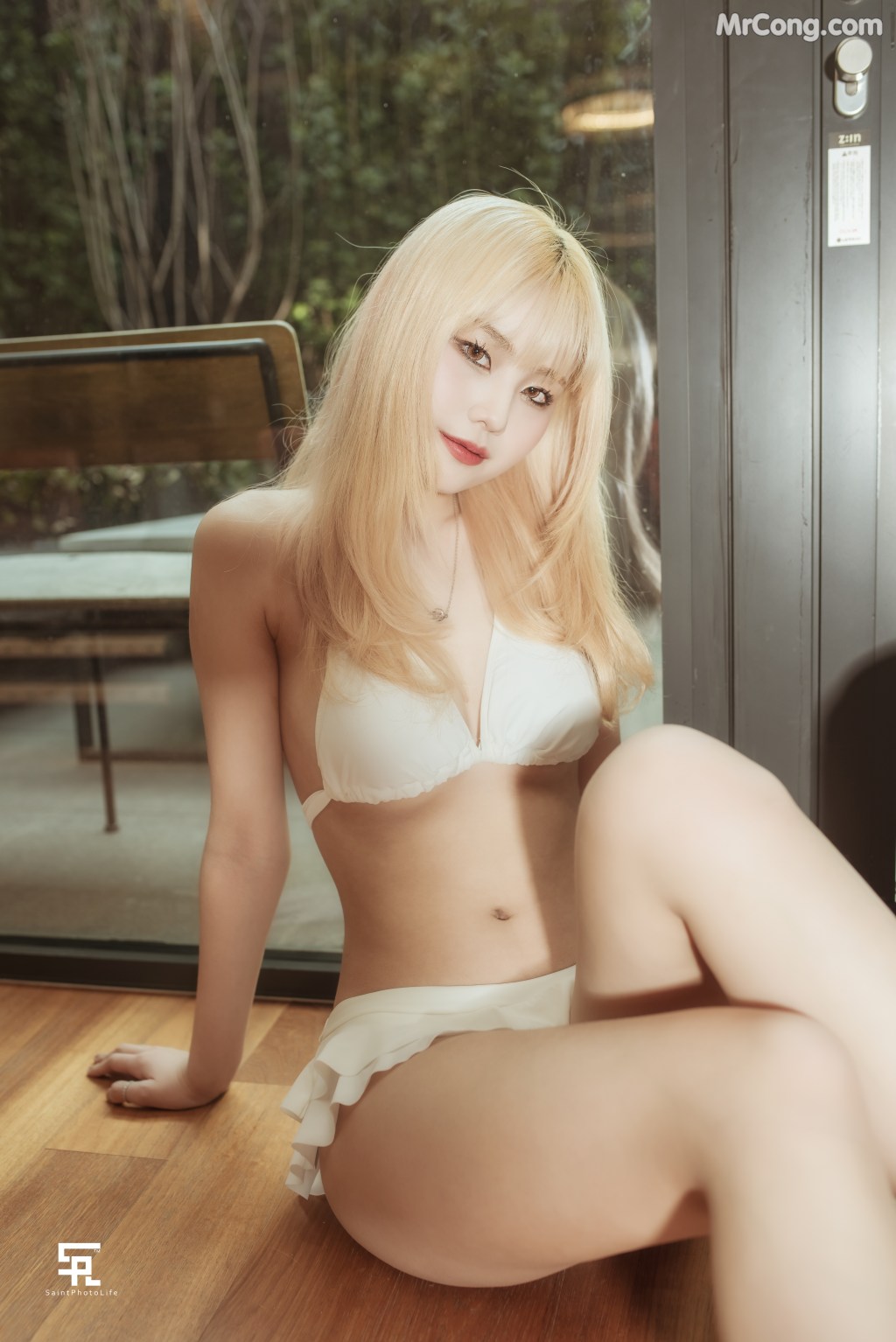 SAINT Photolife – Yuna – Gold (50 photos)