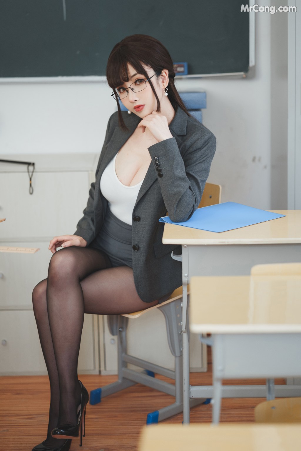 Coser@rioko凉凉子 Vol.086: 《年上の韵》奇怪的老师 (25 photos)