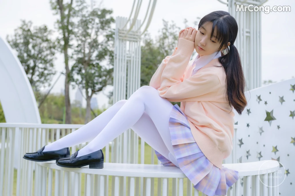 Coser@稚乖画册 Vol.002: 颓废01 短裙白丝 (73 photos)