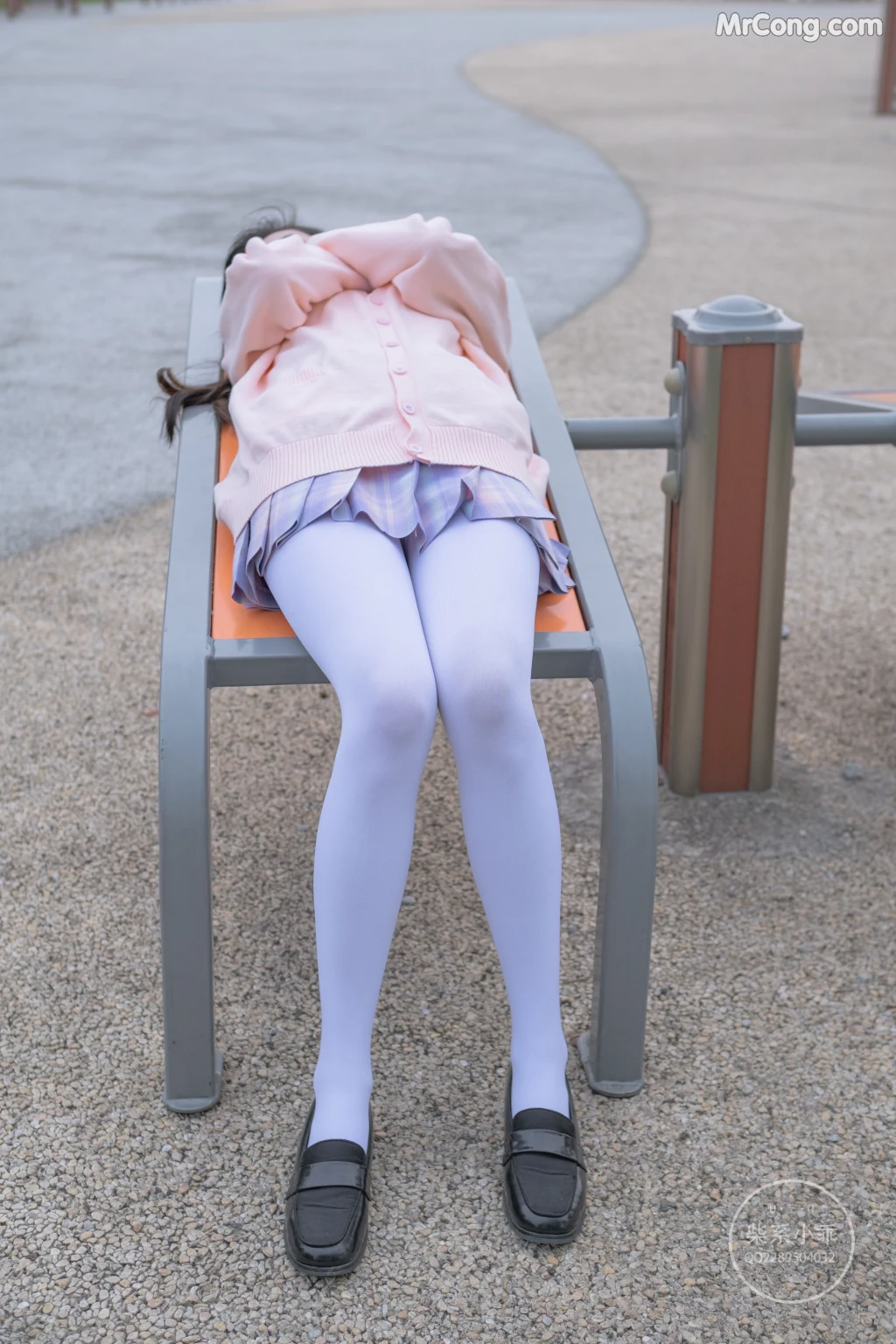 Coser@稚乖画册 Vol.002: 颓废01 短裙白丝 (73 photos)