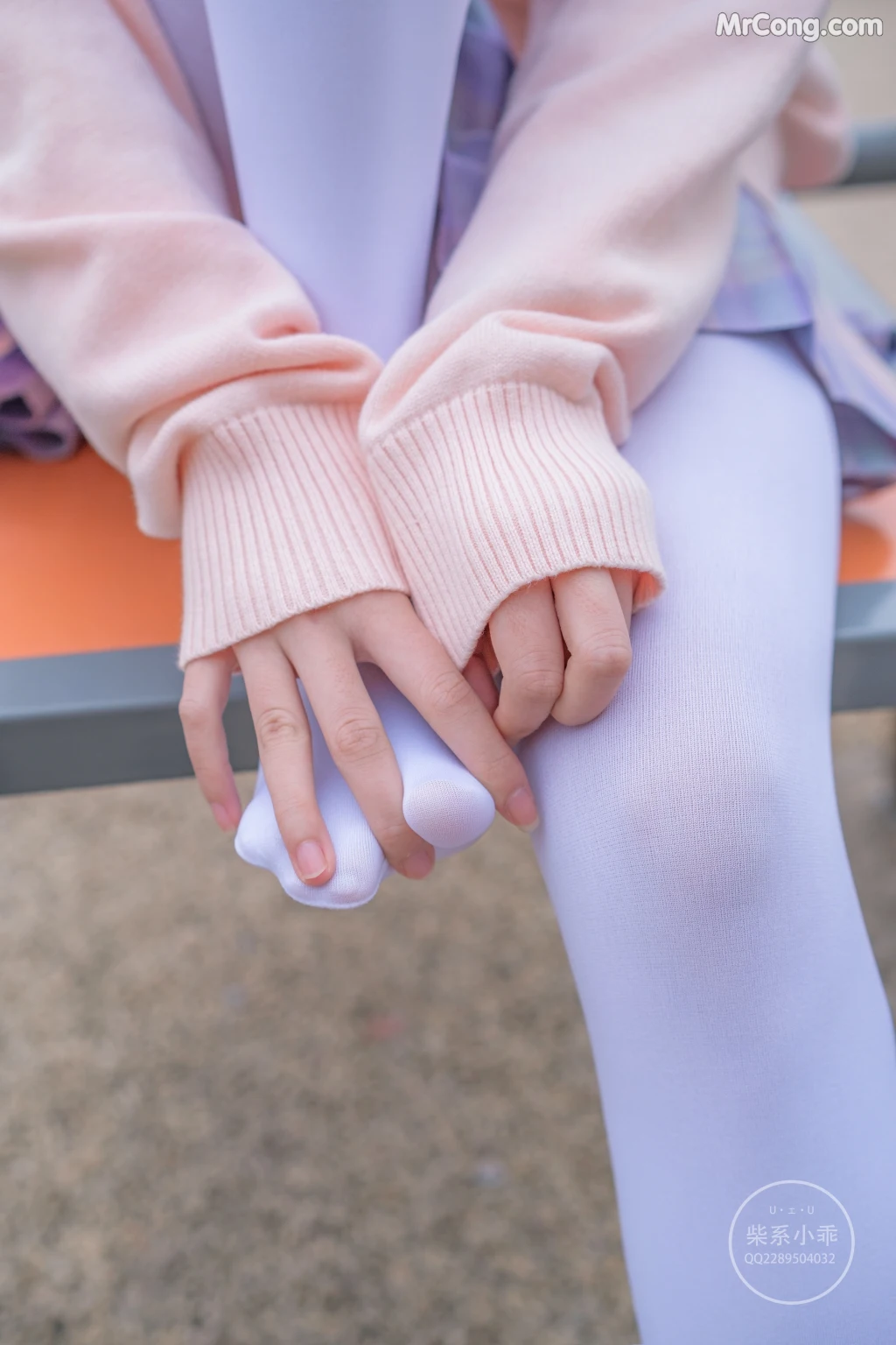 Coser@稚乖画册 Vol.002: 颓废01 短裙白丝 (73 photos)