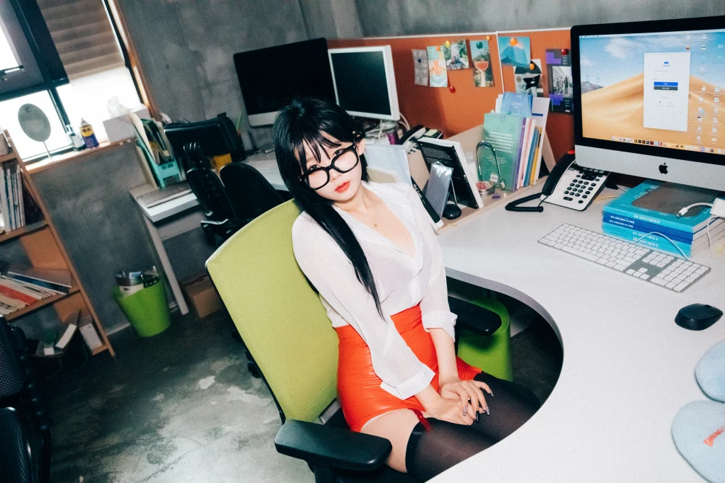 [Loozy] Zia (지아) – Office slave (220 photos + 6 videos)