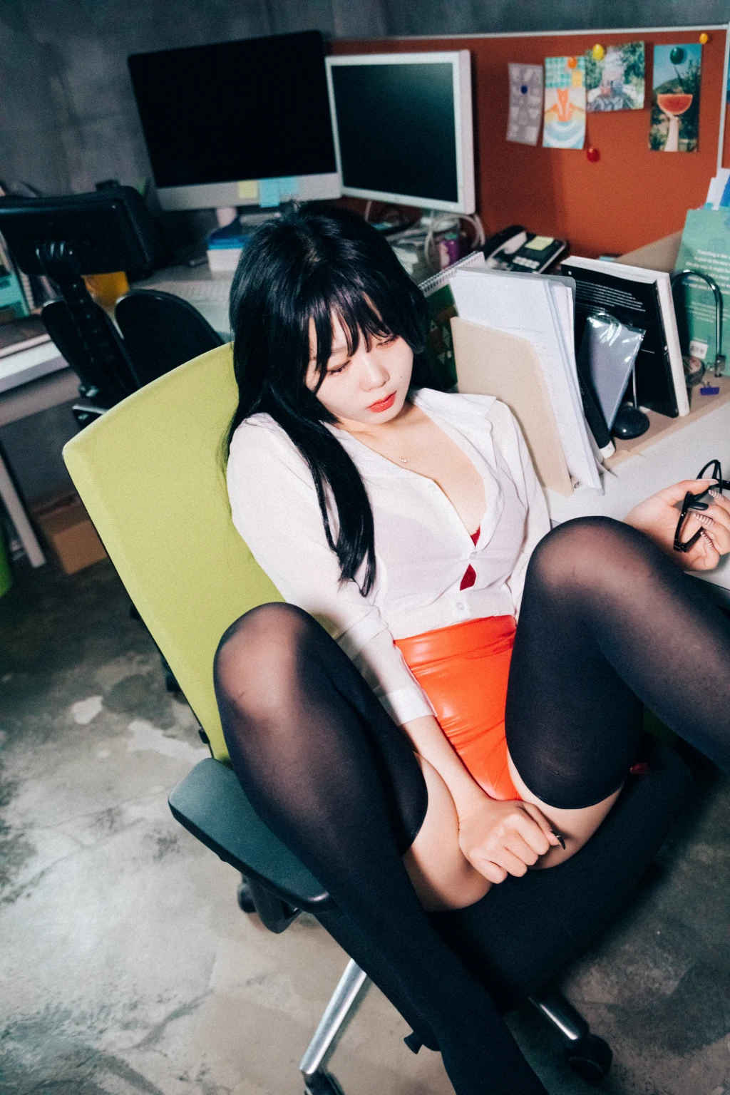 [Loozy] Zia (지아) – Office slave (220 photos + 6 videos)