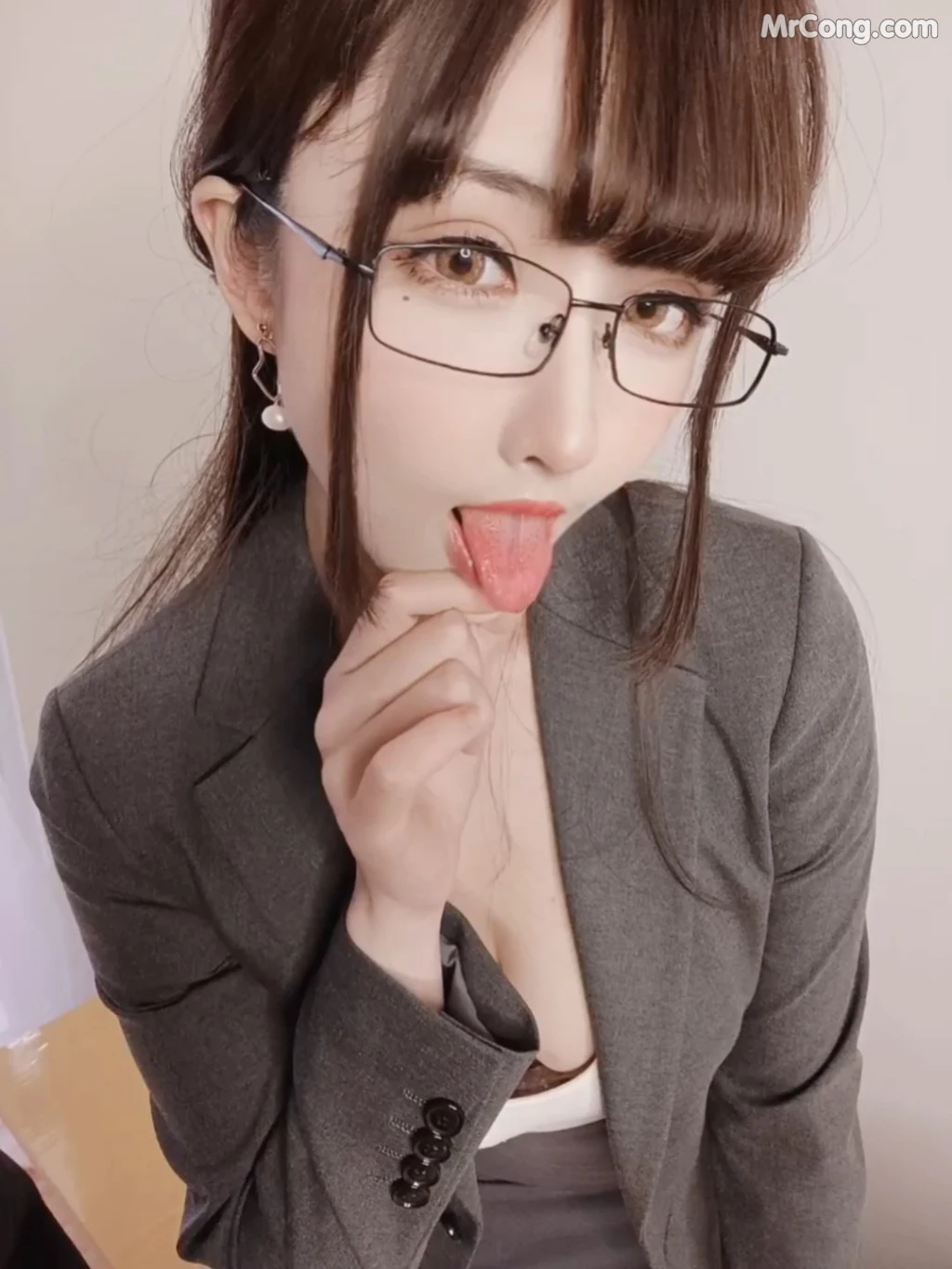 Coser@rioko凉凉子 Vol.092:《年上の韵》奇怪的老师[视频] (3 videos)