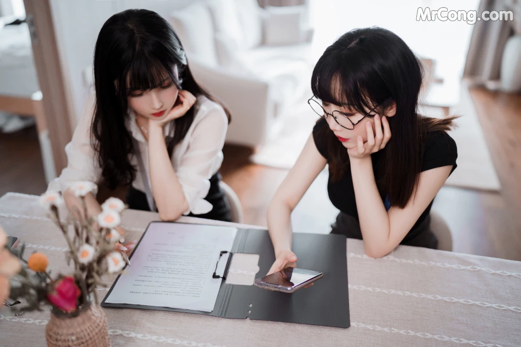 Coser@rioko凉凉子 Vol.093: 黑丝ol制服双人 (102 photos + 11 videos)