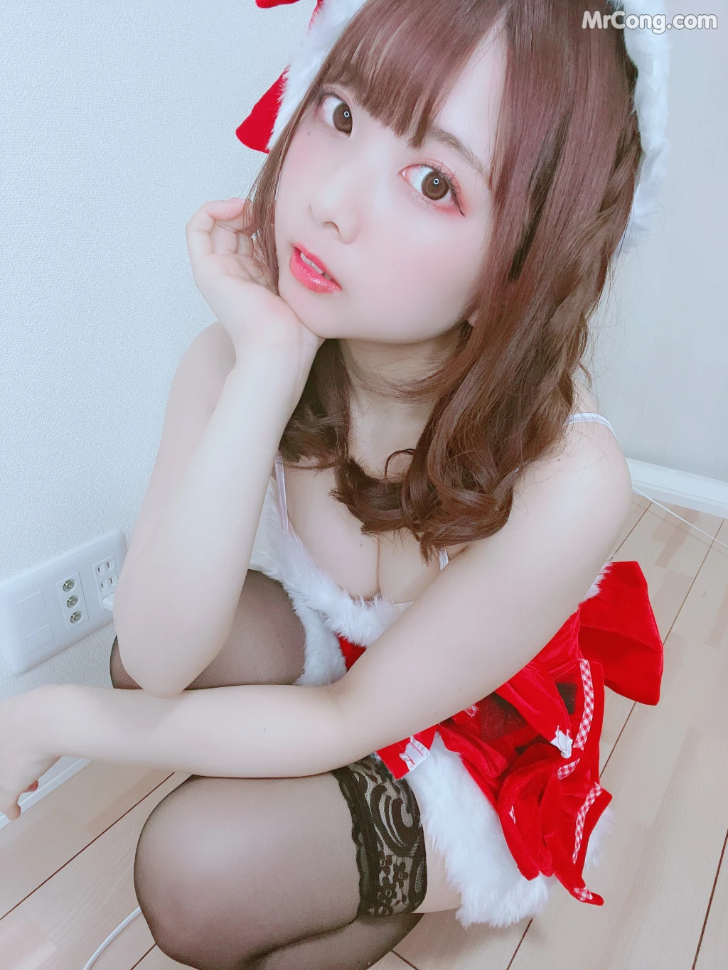 [Fantia] Tomiko (とみこ): とみこサンタから自撮りのお届け???動画もあるよ (71 photos)