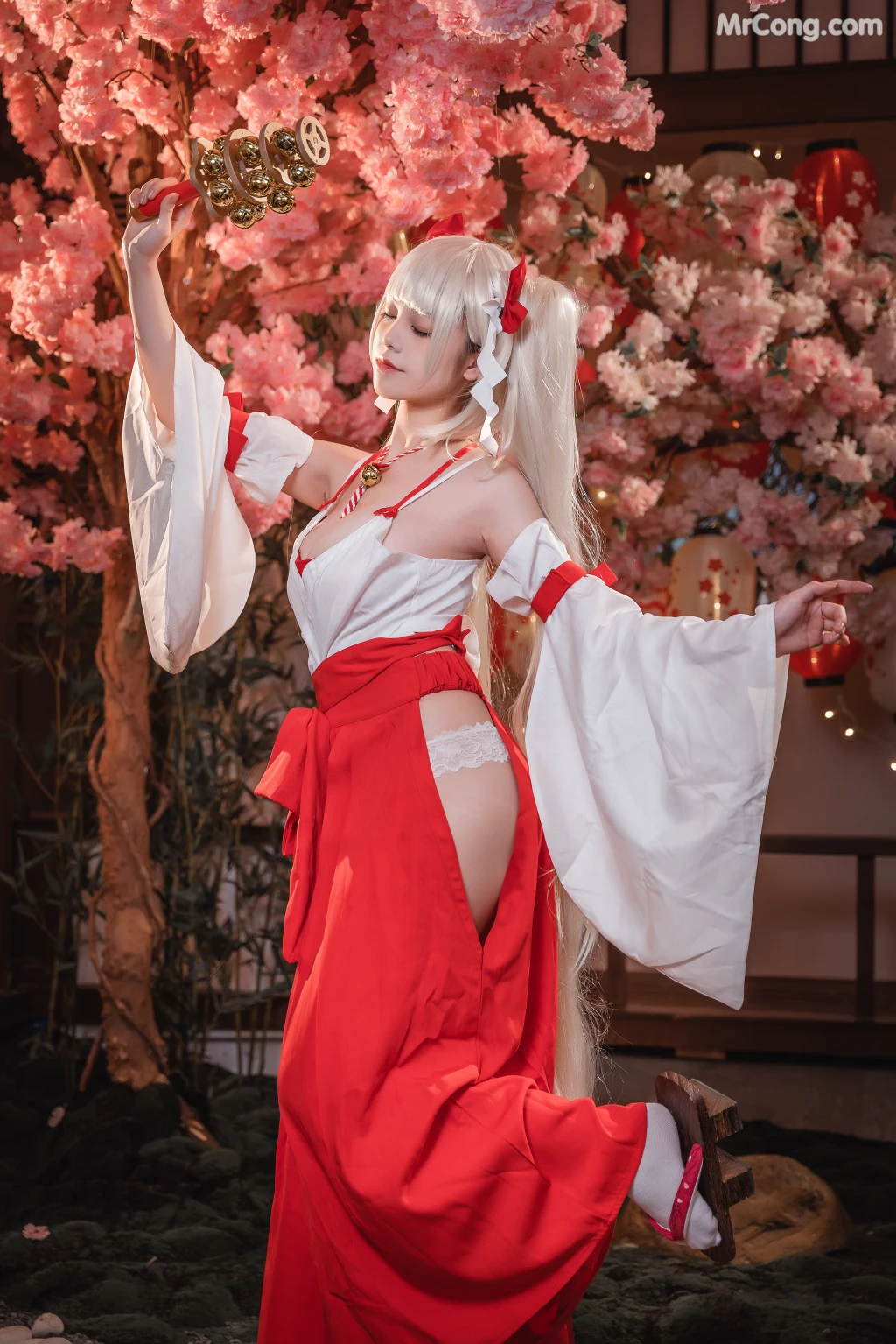 Coser@蜜汁猫裘 Vol.084: 可畏巫女 (50 photos + 4 videos)