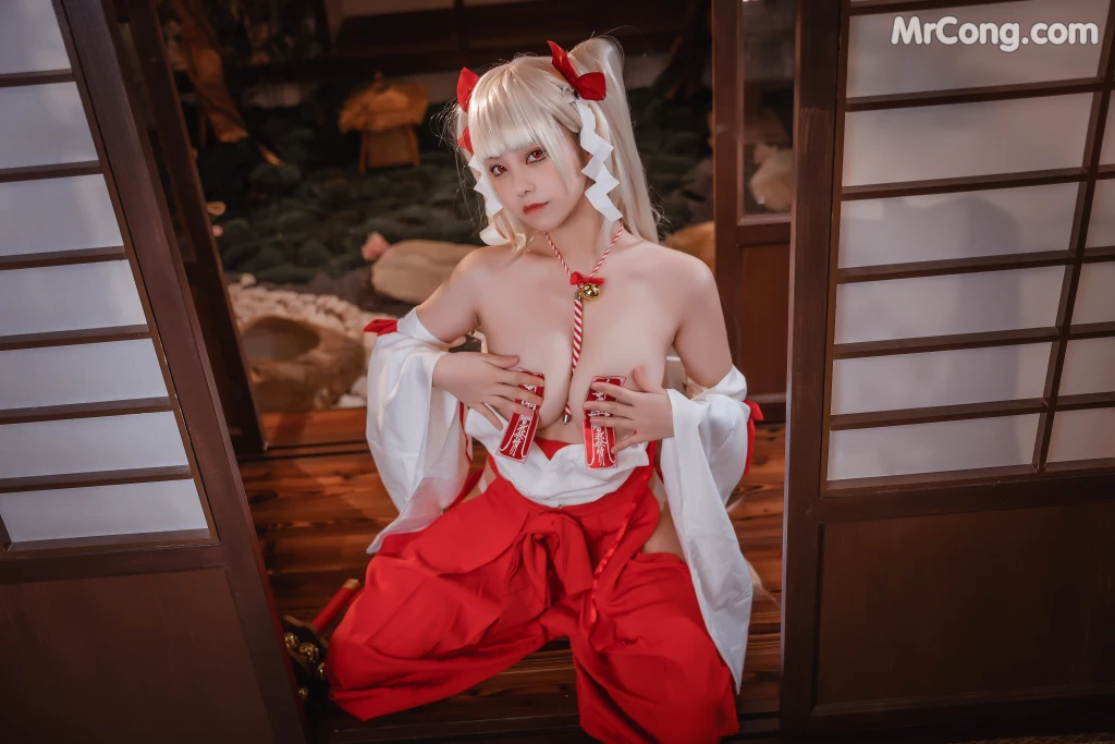 Coser@蜜汁猫裘 Vol.084: 可畏巫女 (50 photos + 4 videos)