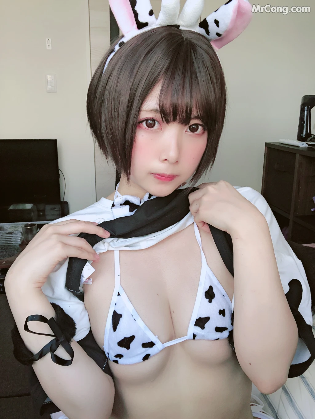 [Fantia] Tomiko (とみこ): 下乳でとる牛? (43 photos + 1 video)