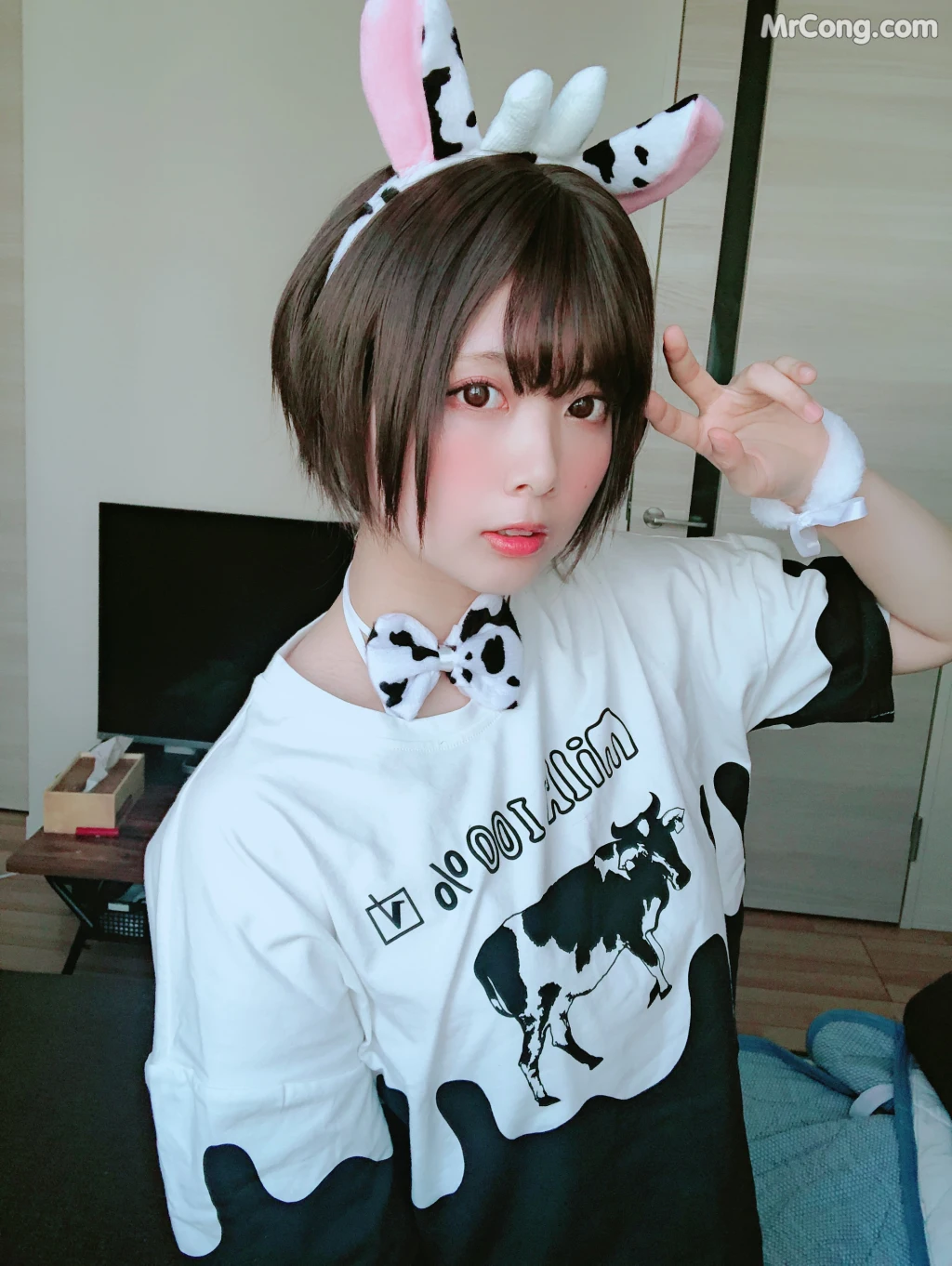 [Fantia] Tomiko (とみこ): 下乳でとる牛? (43 photos + 1 video)