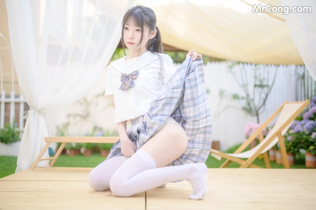 Coser@香草喵露露 No.009: 阳光庭院制服 (50 photos)