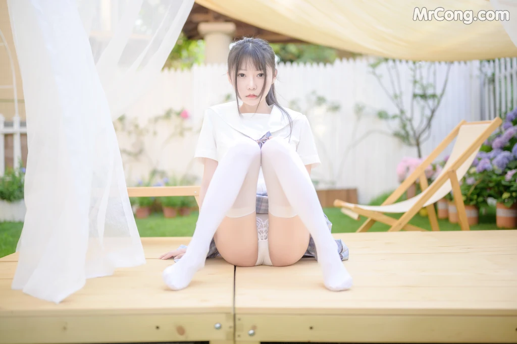 Coser@香草喵露露 No.009: 阳光庭院制服 (50 photos)