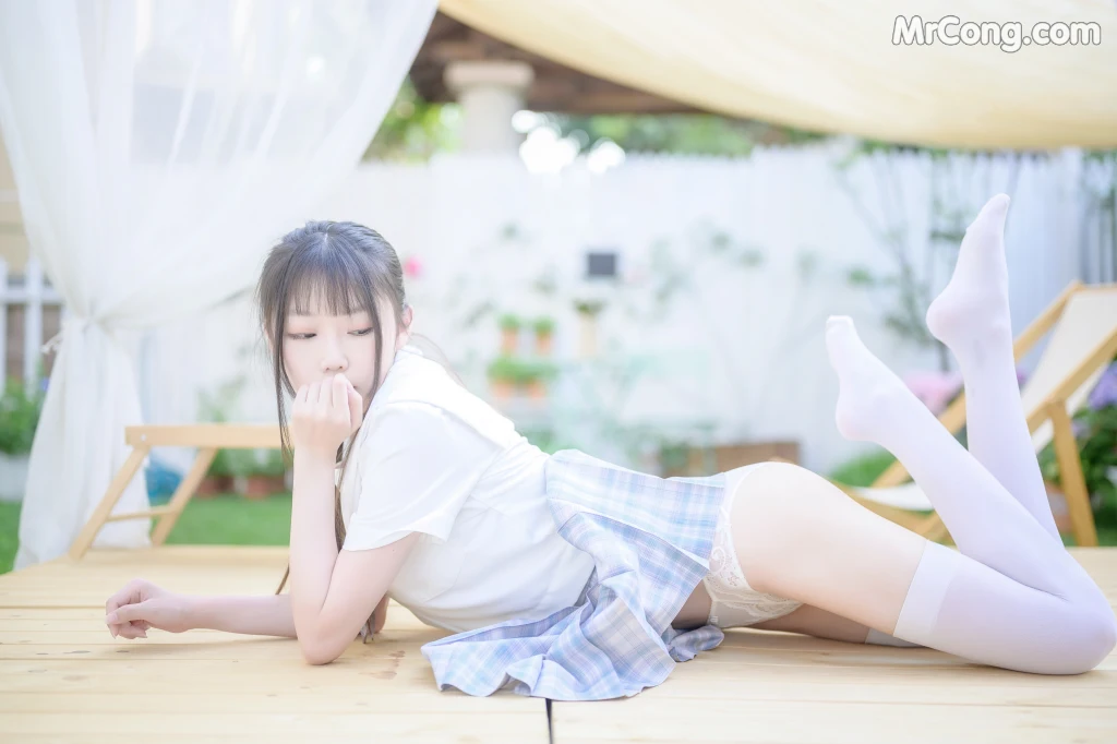 Coser@香草喵露露 No.009: 阳光庭院制服 (50 photos)