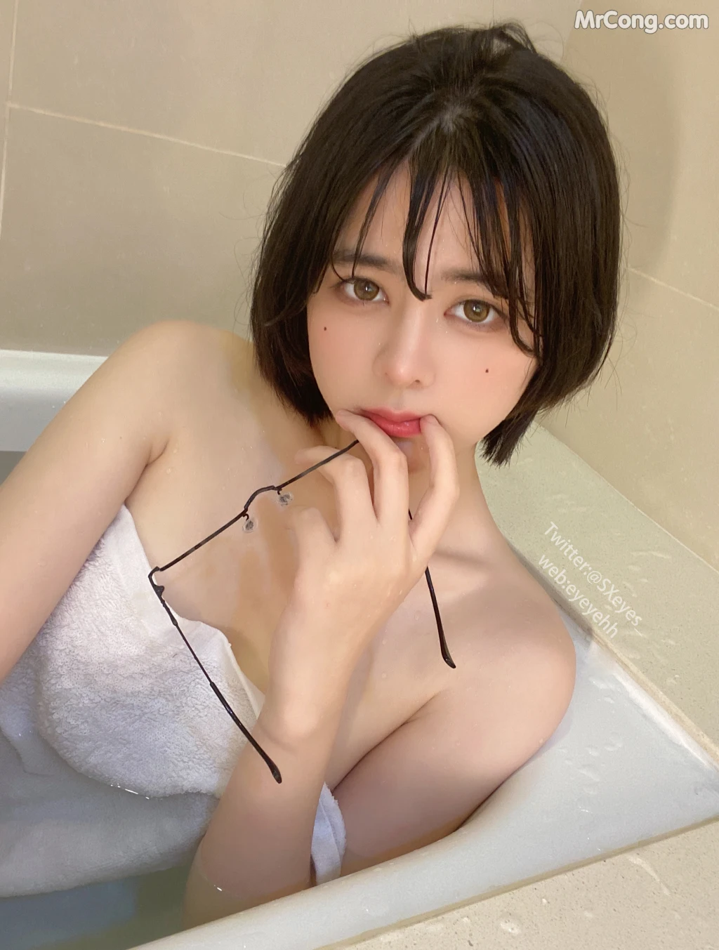 Coser@眼酱大魔王w Vol.091: 风吕に入る (26 photos + 1 video)