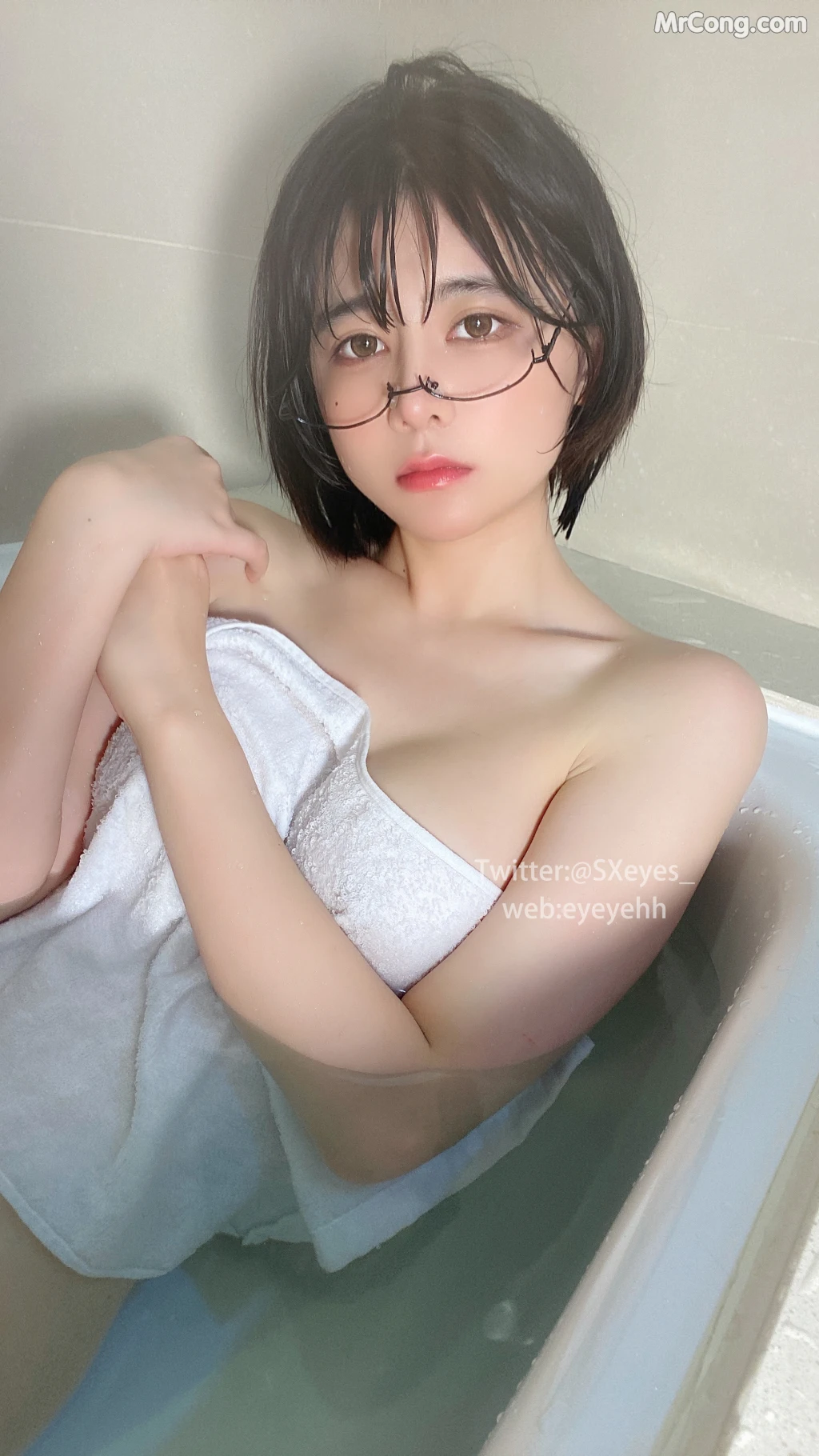 Coser@眼酱大魔王w Vol.091: 风吕に入る (26 photos + 1 video)