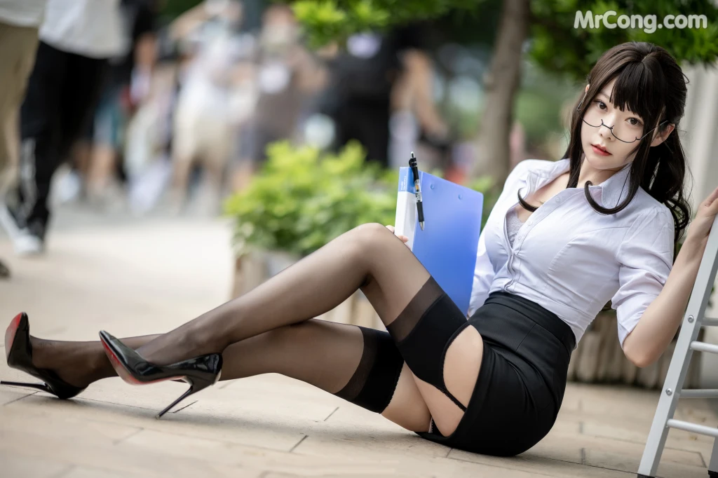 Coser@香草喵露露 No.038: 丝袜西装 (25 photos) – Page 2