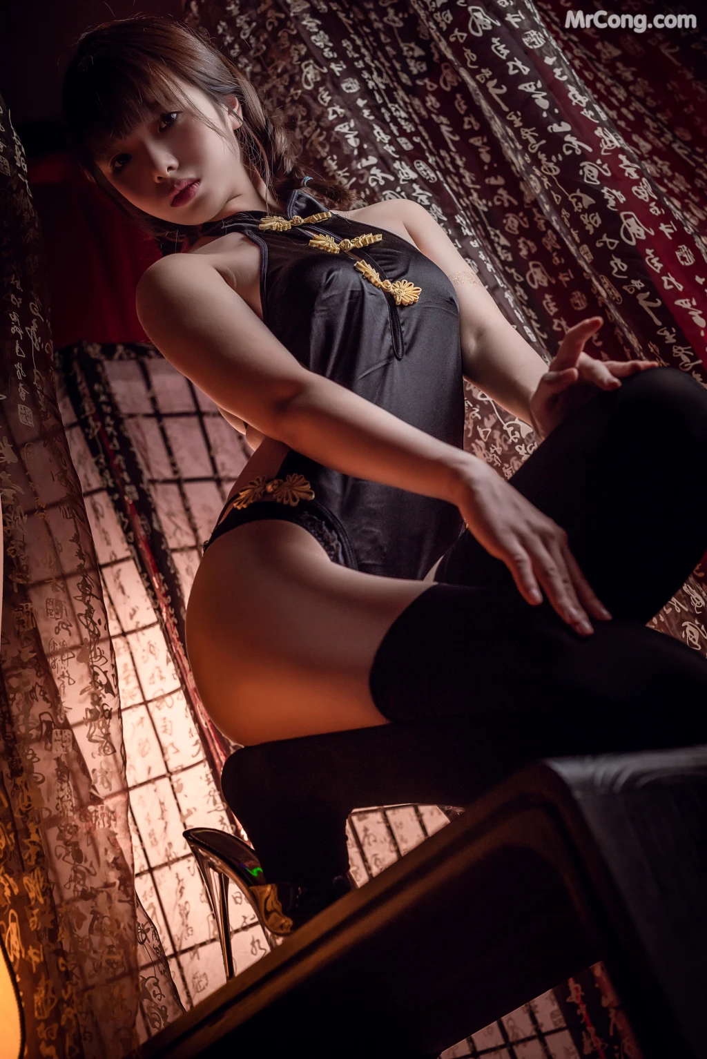 Coser@雯妹不讲道理 No.012: 黑丝肚兜 (12 photos)