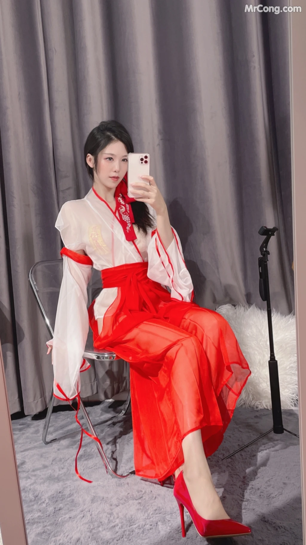 Coser@抖娘-利世 Vol.070: 驱邪师 (23 photos + 1 video)