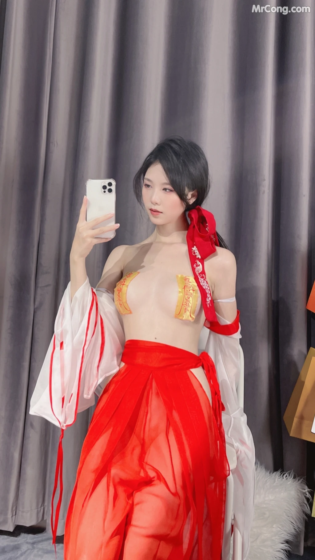Coser@抖娘-利世 Vol.070: 驱邪师 (23 photos + 1 video)