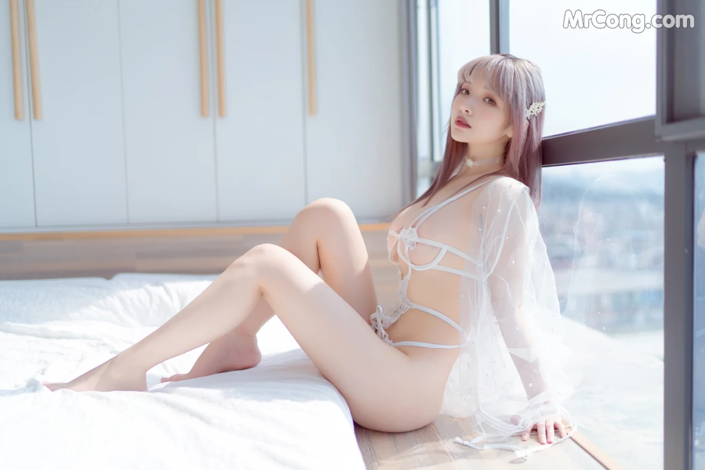 Coser@雯妹不讲道理 No.046: 白色镂空 (50 photos)