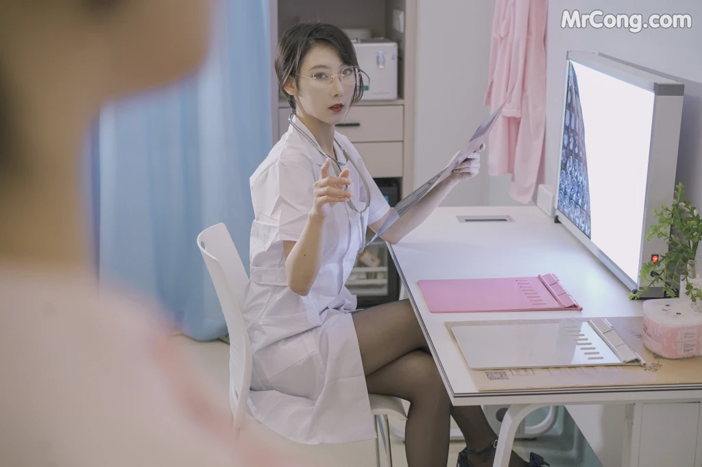 Coser@云溪溪 (Yunx1x1) Vol.030: 奶桃 N47医护 (80 photos + 1 video)