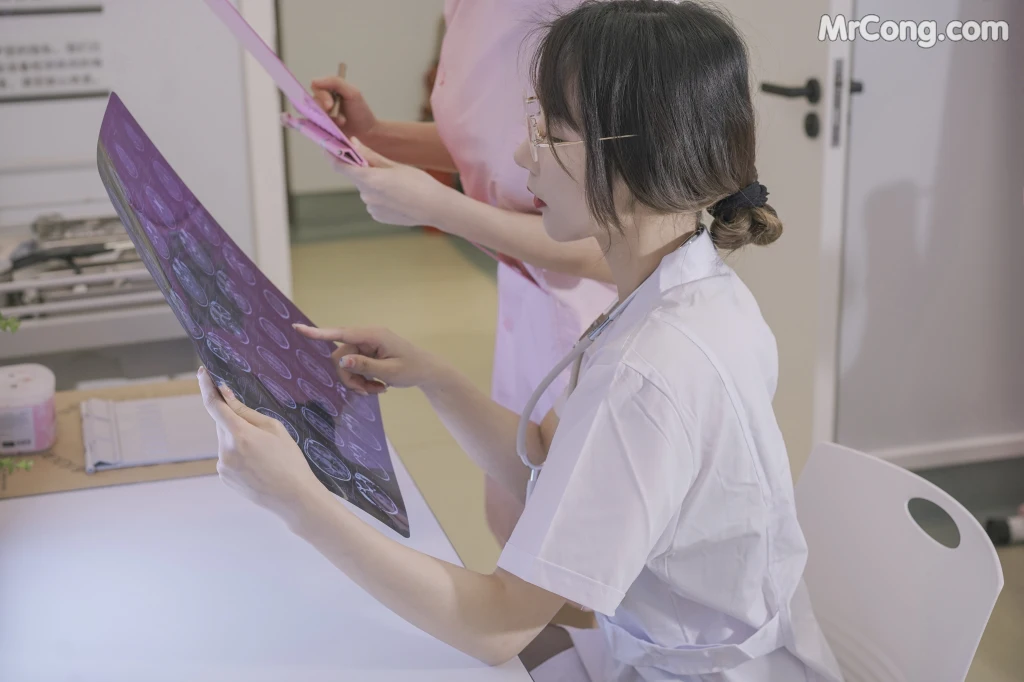 Coser@云溪溪 (Yunx1x1) Vol.030: 奶桃 N47医护 (80 photos + 1 video)