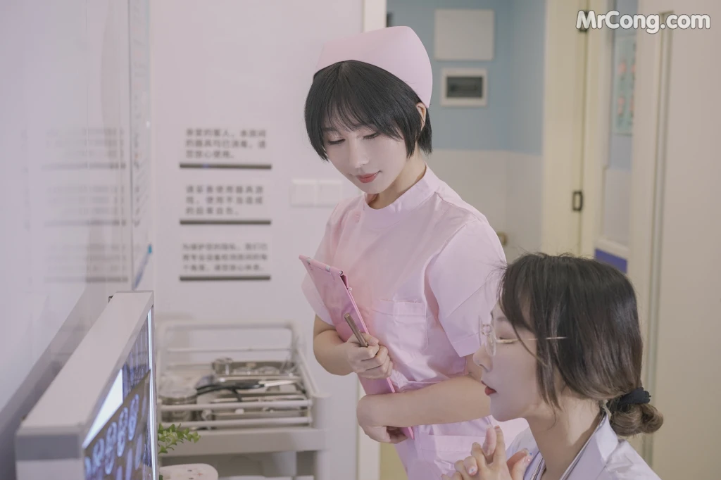 Coser@云溪溪 (Yunx1x1) Vol.030: 奶桃 N47医护 (80 photos + 1 video)