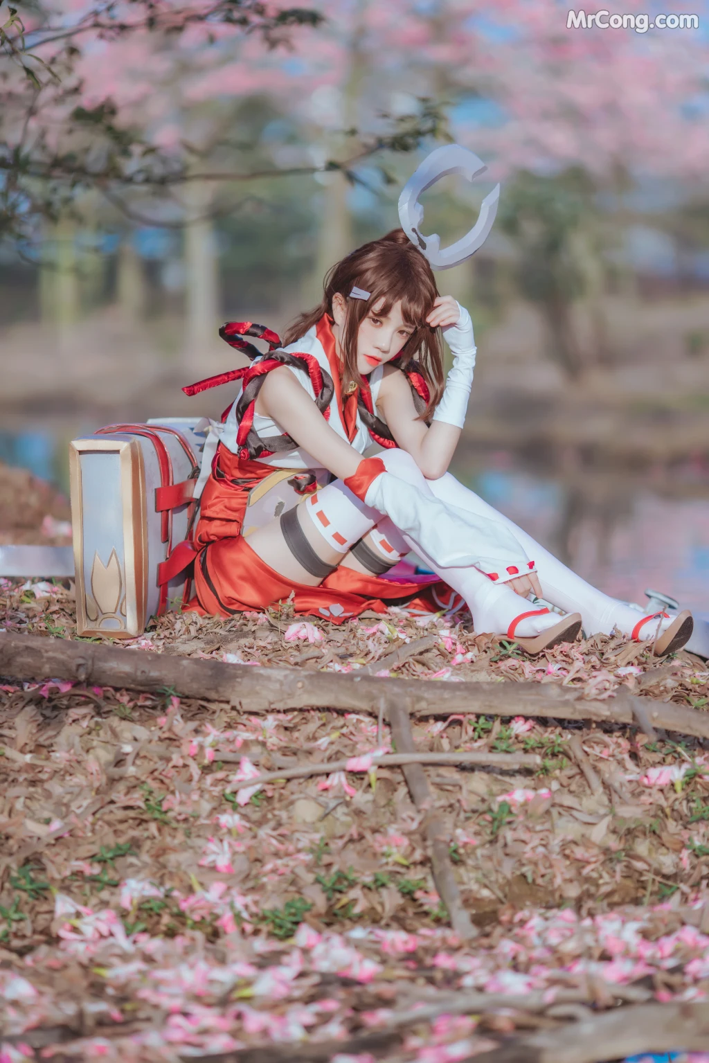 Coser@桜桃喵 Vol.134: 花见巫女 (32 photos)