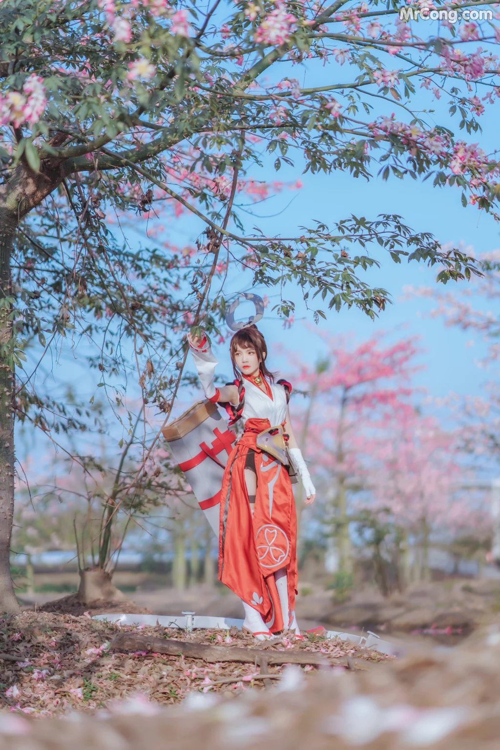 Coser@桜桃喵 Vol.134: 花见巫女 (32 photos)