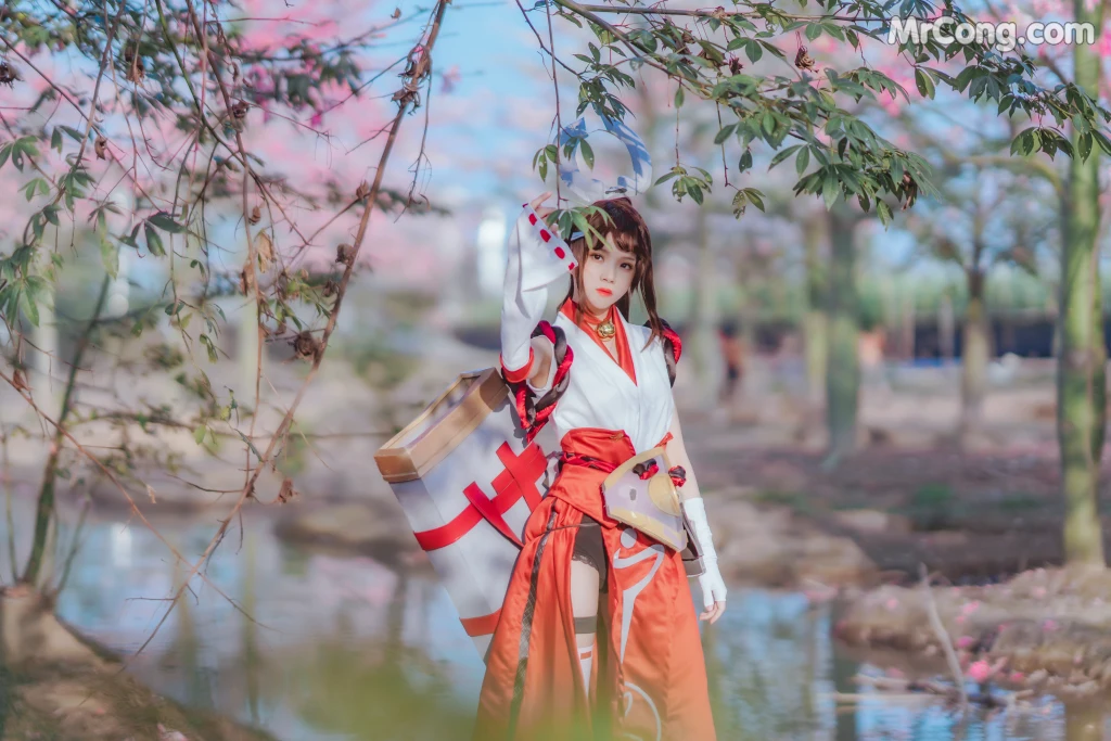 Coser@桜桃喵 Vol.134: 花见巫女 (32 photos)