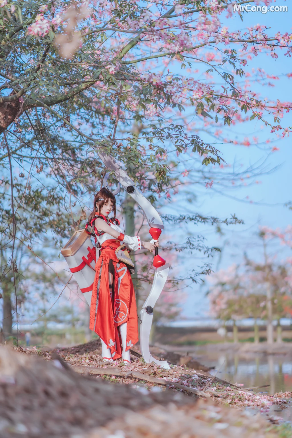 Coser@桜桃喵 Vol.134: 花见巫女 (32 photos)