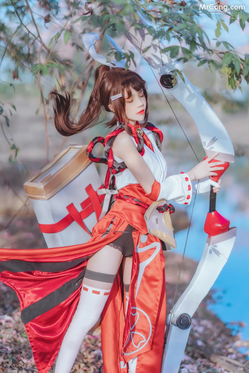Coser@桜桃喵 Vol.134: 花见巫女 (32 photos)